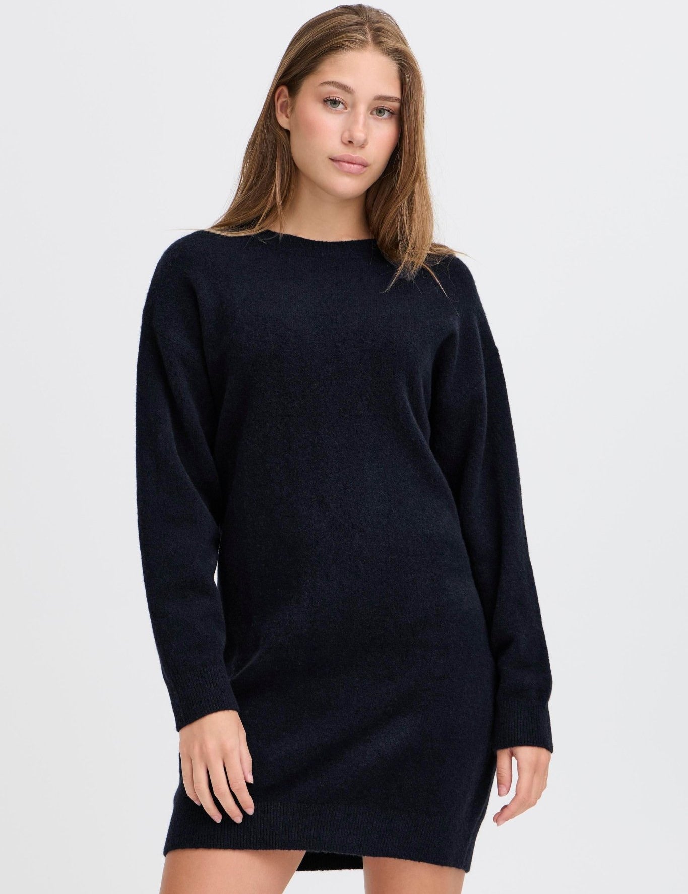 Schwarzes Damen Strickkleid – Loose Fit mit langen Ärmeln - Blossom Hair & Fashion