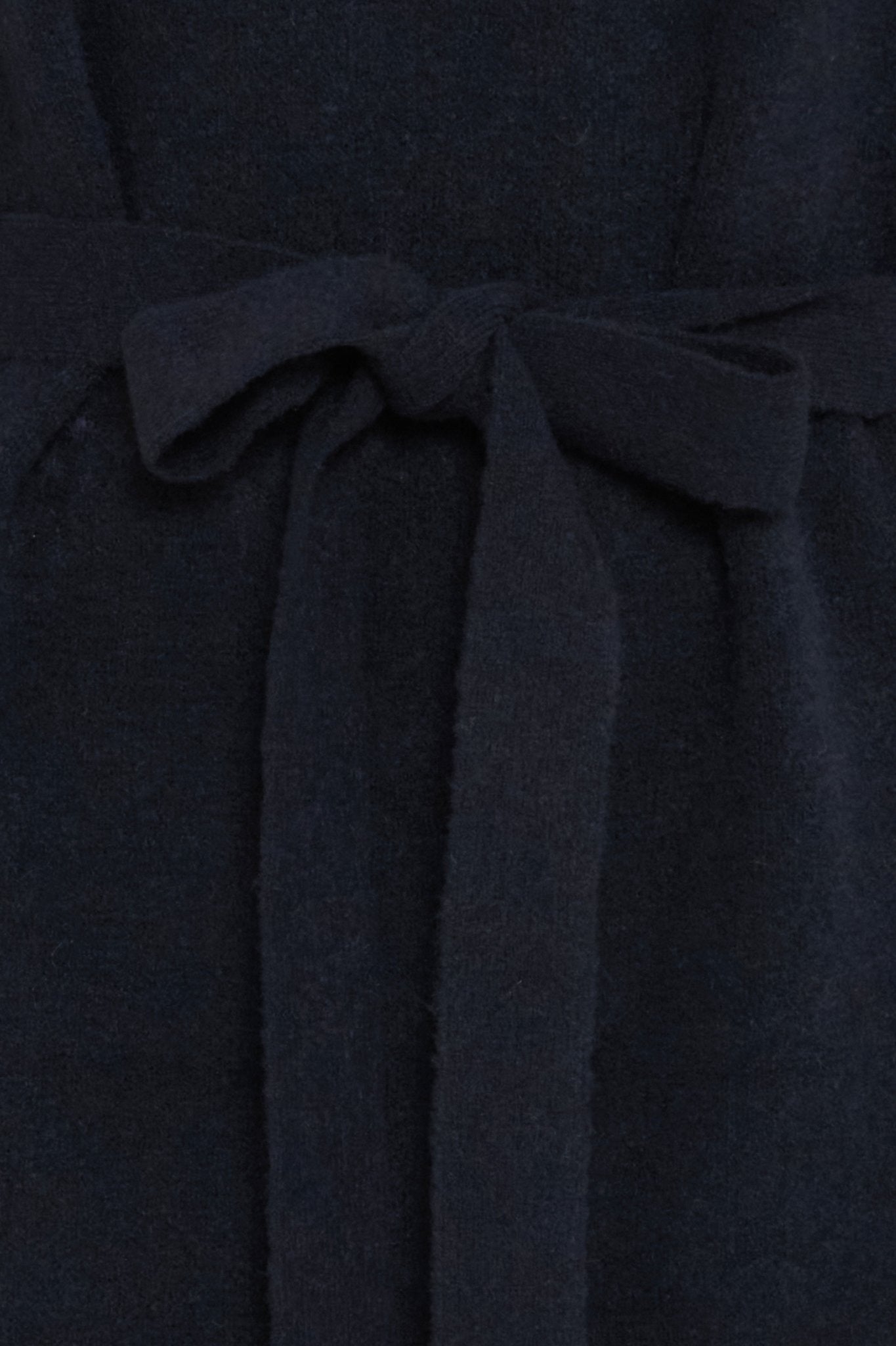 Schwarzes Damen Strickkleid – Loose Fit mit langen Ärmeln - Blossom Hair & Fashion