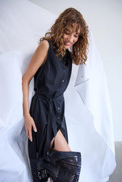 Schwarzes Damenkleid mit Knopfleiste und Spitze in Midi - Länge - Blossom Hair & Fashion
