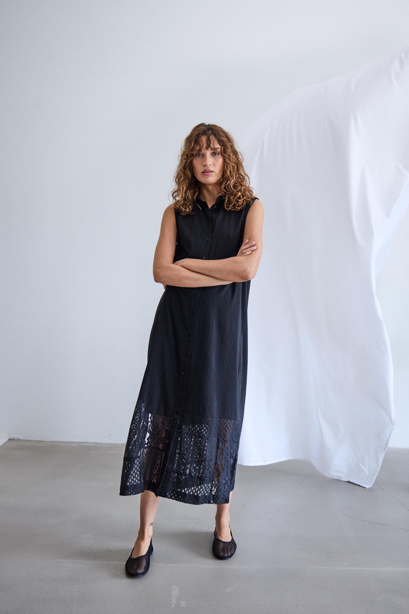Schwarzes Damenkleid mit Knopfleiste und Spitze in Midi - Länge - Blossom Hair & Fashion