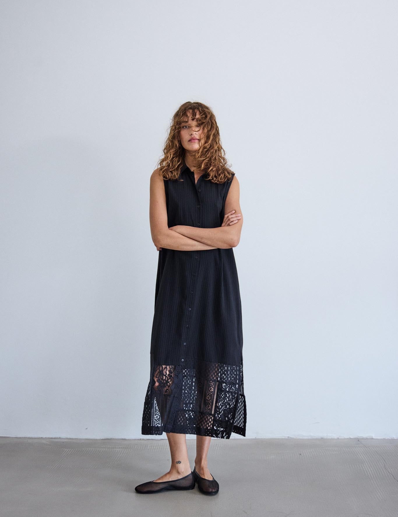 Schwarzes Damenkleid mit Knopfleiste und Spitze in Midi - Länge - Blossom Hair & Fashion