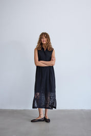 Schwarzes Damenkleid mit Knopfleiste und Spitze in Midi - Länge - Blossom Hair & Fashion