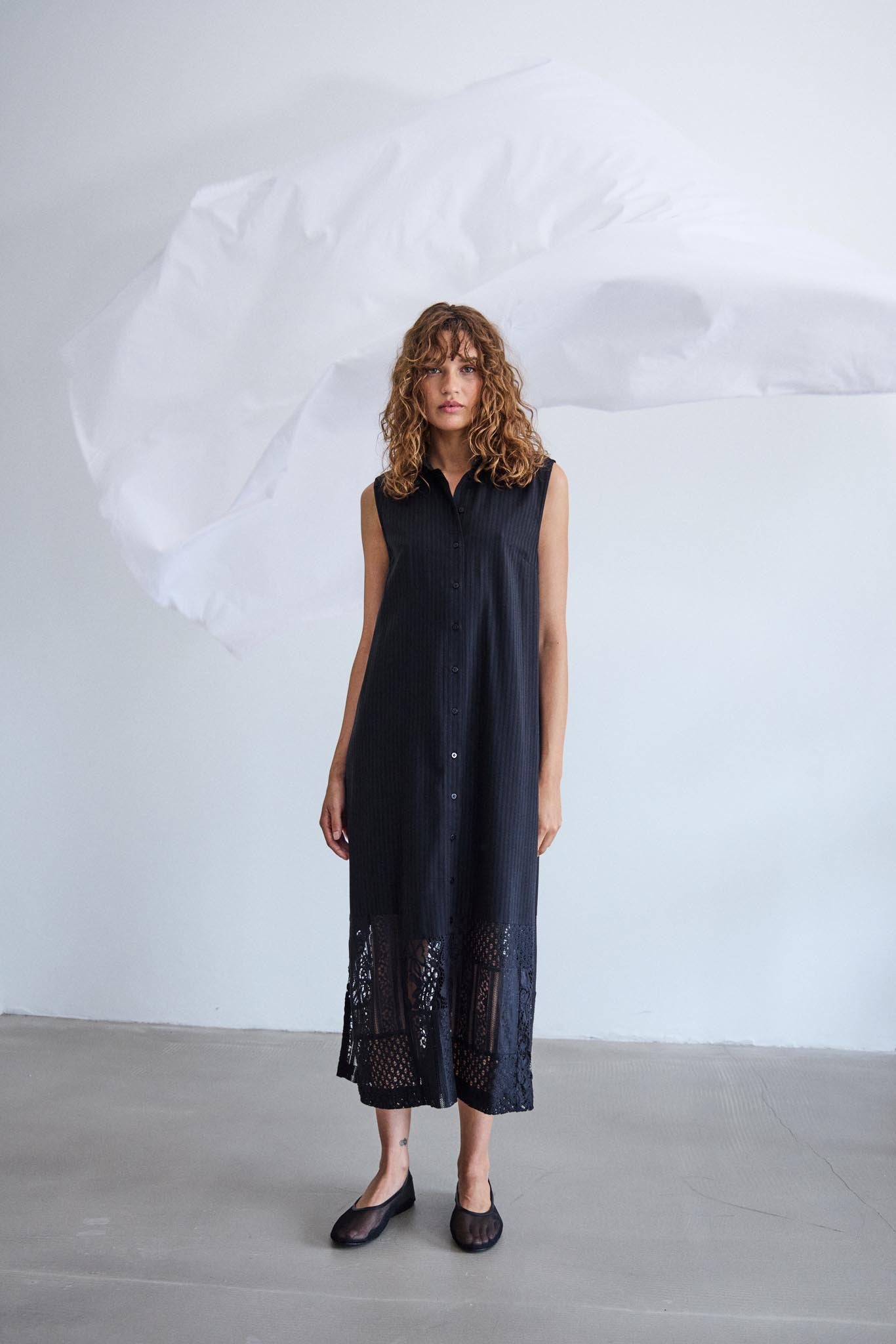 Schwarzes Damenkleid mit Knopfleiste und Spitze in Midi - Länge - Blossom Hair & Fashion