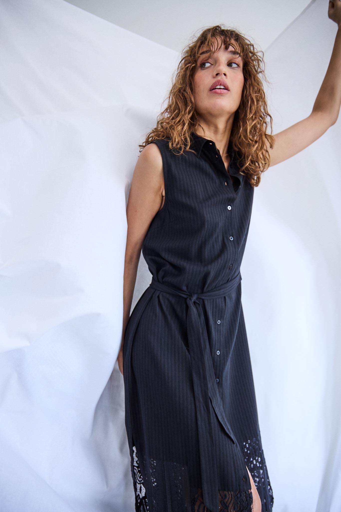 Schwarzes Damenkleid mit Knopfleiste und Spitze in Midi - Länge - Blossom Hair & Fashion