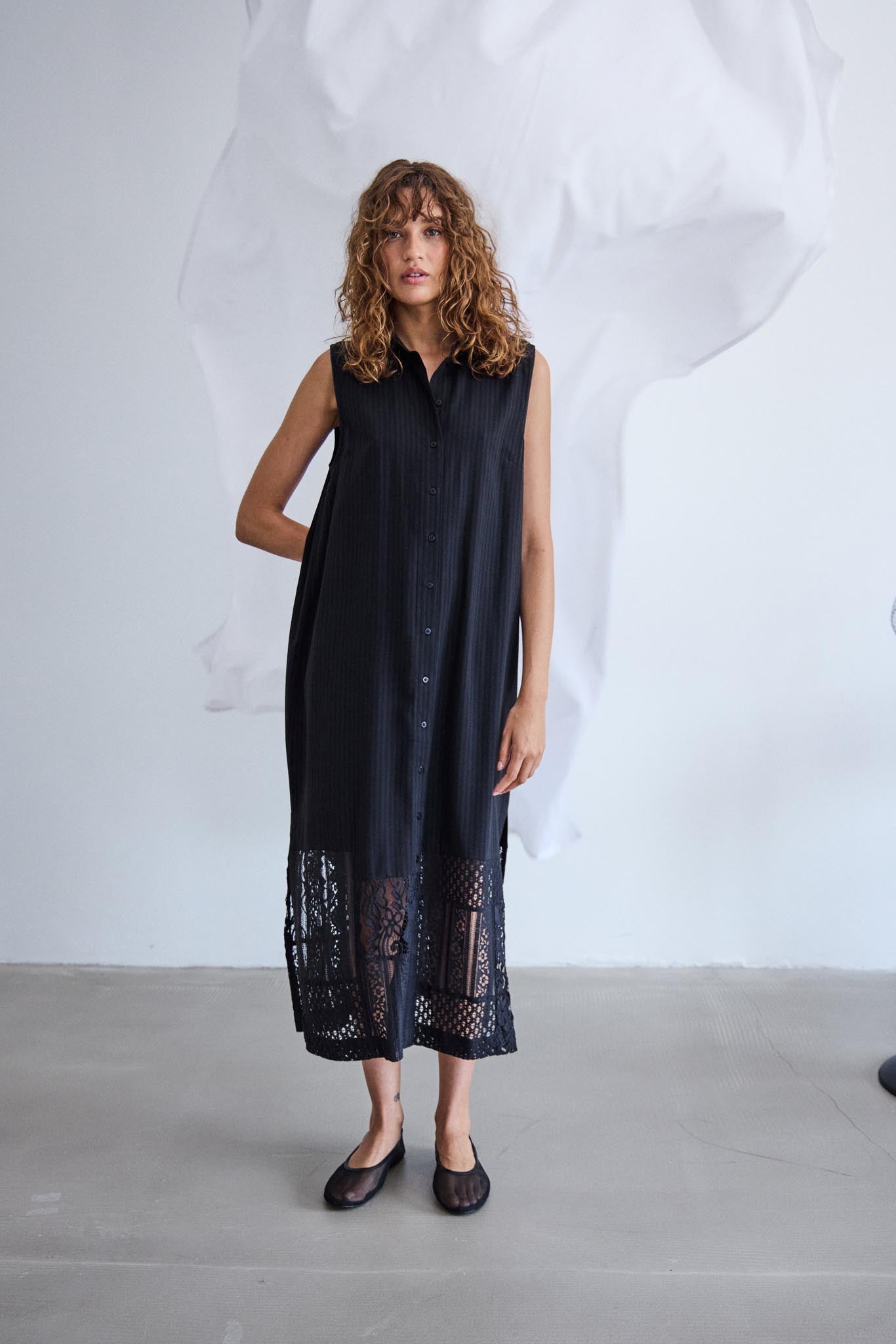 Schwarzes Damenkleid mit Knopfleiste und Spitze in Midi - Länge - Blossom Hair & Fashion
