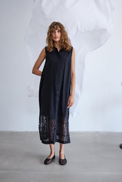 Schwarzes Damenkleid mit Knopfleiste und Spitze in Midi - Länge - Blossom Hair & Fashion