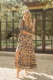 Schwarzes Maxikleid mit Blumenmuster und V-Ausschnitt - Blossom Hair & Fashion