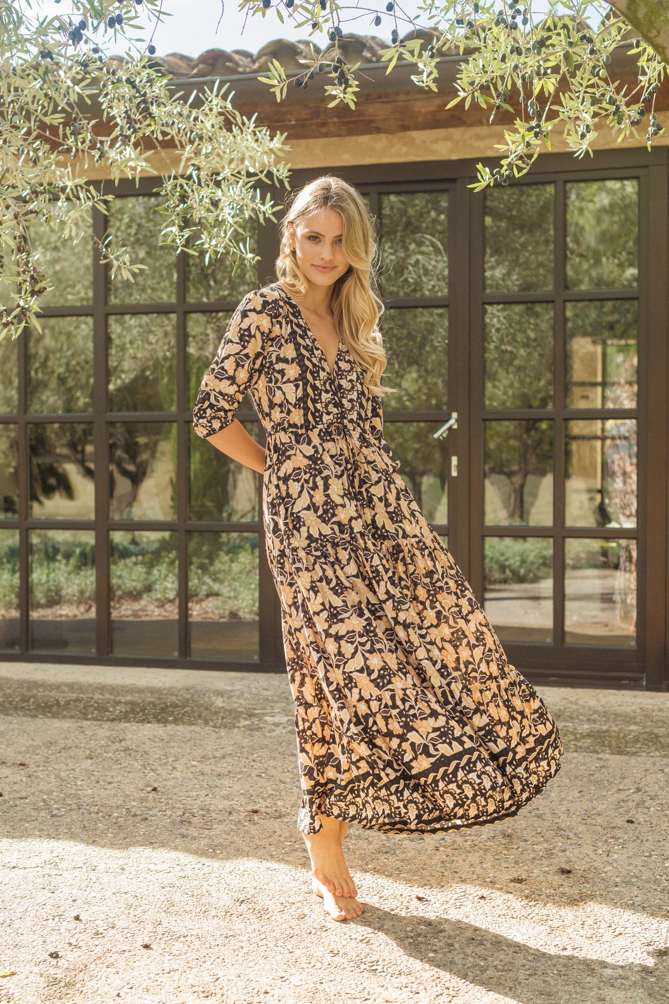 Schwarzes Maxikleid mit Blumenmuster und V-Ausschnitt - Blossom Hair & Fashion