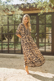 Schwarzes Maxikleid mit Blumenmuster und V-Ausschnitt - Blossom Hair & Fashion