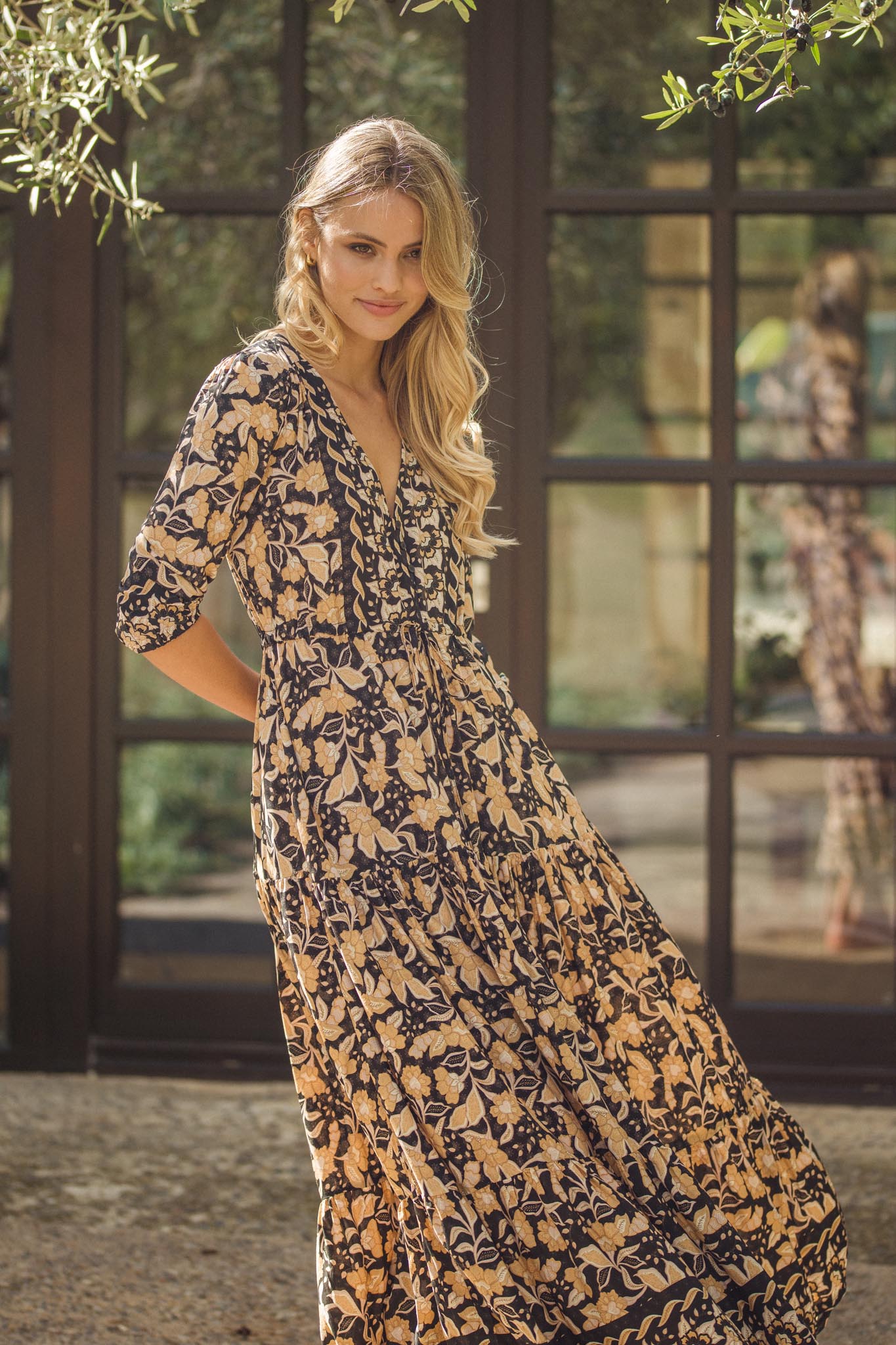 Schwarzes Maxikleid mit Blumenmuster und V-Ausschnitt - Blossom Hair & Fashion