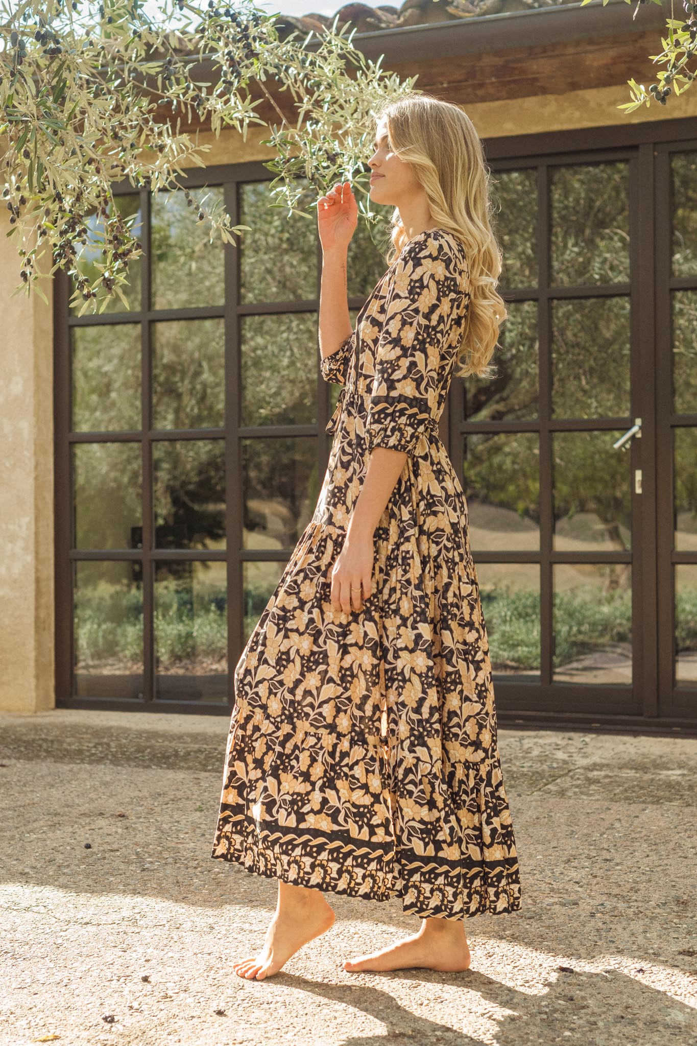 Schwarzes Maxikleid mit Blumenmuster und V-Ausschnitt - Blossom Hair & Fashion