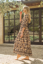 Schwarzes Maxikleid mit Blumenmuster und V-Ausschnitt - Blossom Hair & Fashion