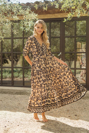 Schwarzes Maxikleid mit Blumenmuster und V-Ausschnitt - Blossom Hair & Fashion