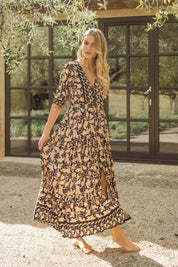 Schwarzes Maxikleid mit Blumenmuster und V-Ausschnitt - Blossom Hair & Fashion