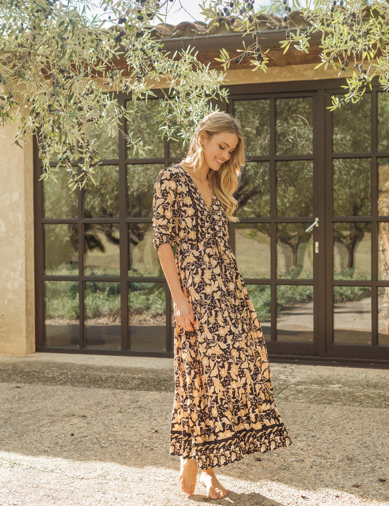 Schwarzes Maxikleid mit Blumenmuster und V-Ausschnitt - Blossom Hair & Fashion