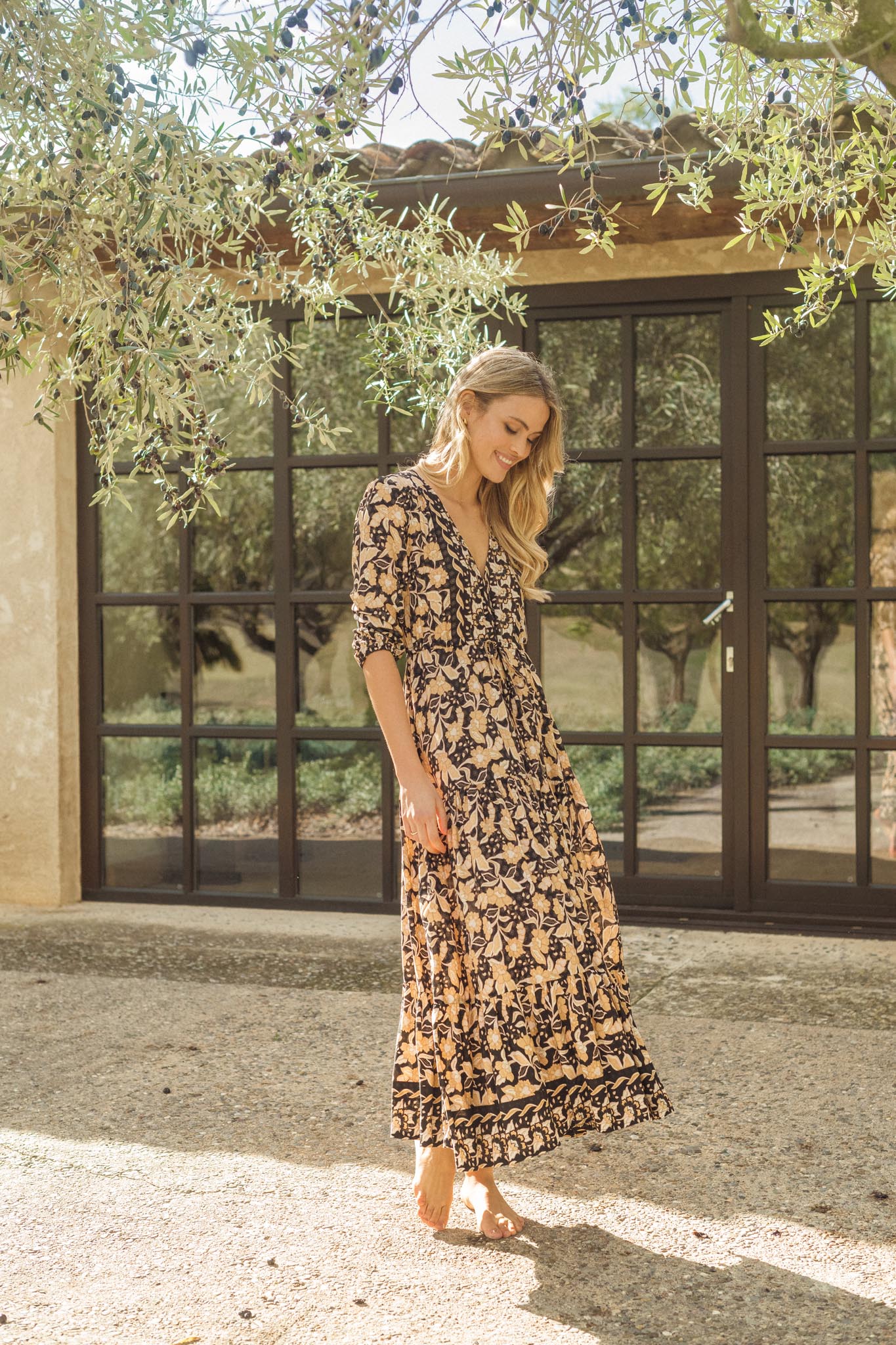 Schwarzes Maxikleid mit Blumenmuster und V-Ausschnitt - Blossom Hair & Fashion