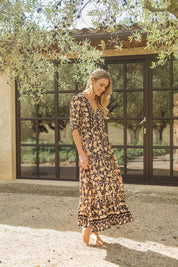 Schwarzes Maxikleid mit Blumenmuster und V-Ausschnitt - Blossom Hair & Fashion