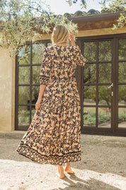 Schwarzes Maxikleid mit Blumenmuster und V-Ausschnitt - Blossom Hair & Fashion