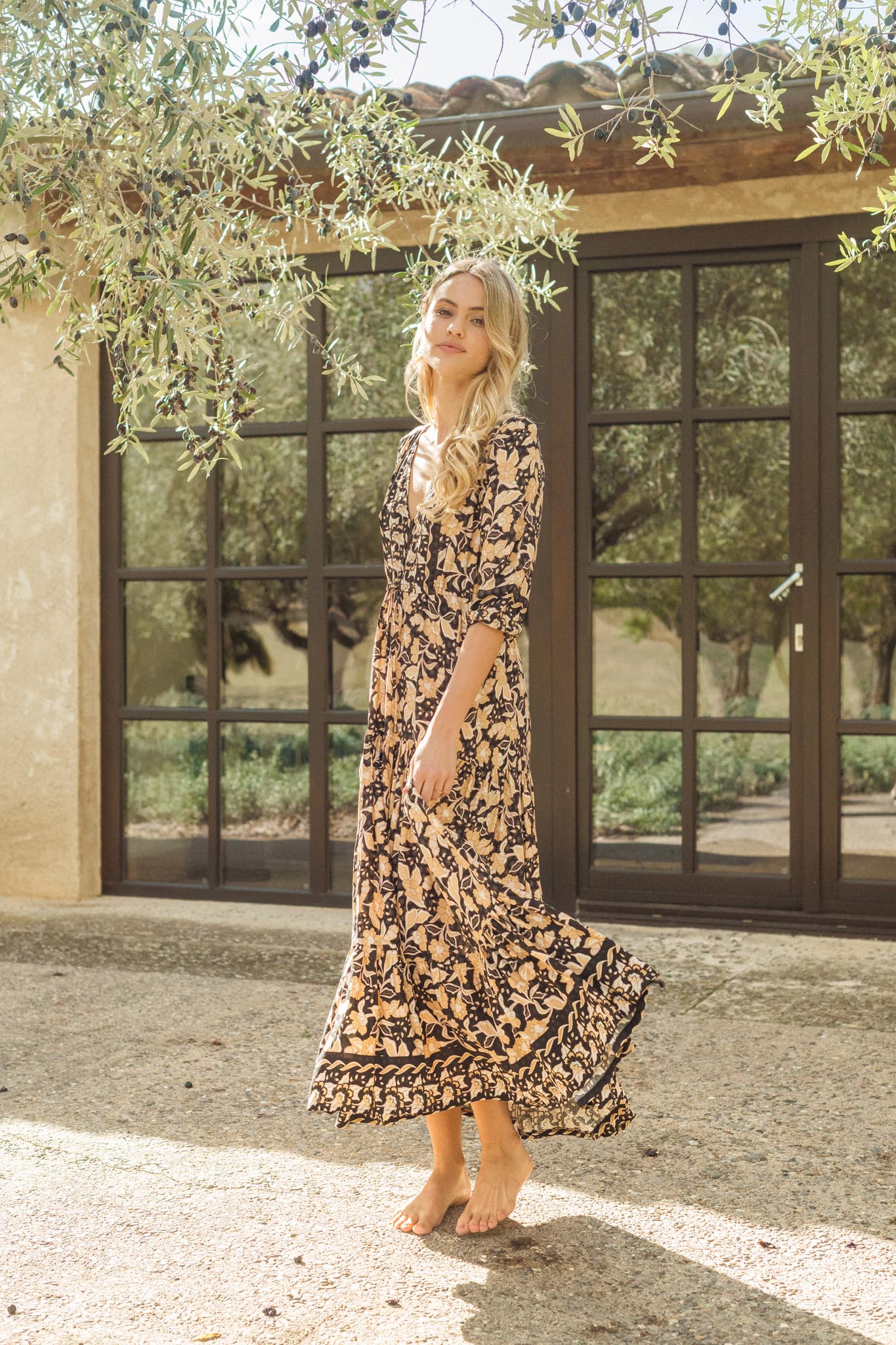 Schwarzes Maxikleid mit Blumenmuster und V-Ausschnitt - Blossom Hair & Fashion
