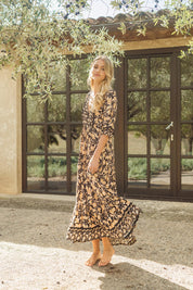 Schwarzes Maxikleid mit Blumenmuster und V-Ausschnitt - Blossom Hair & Fashion