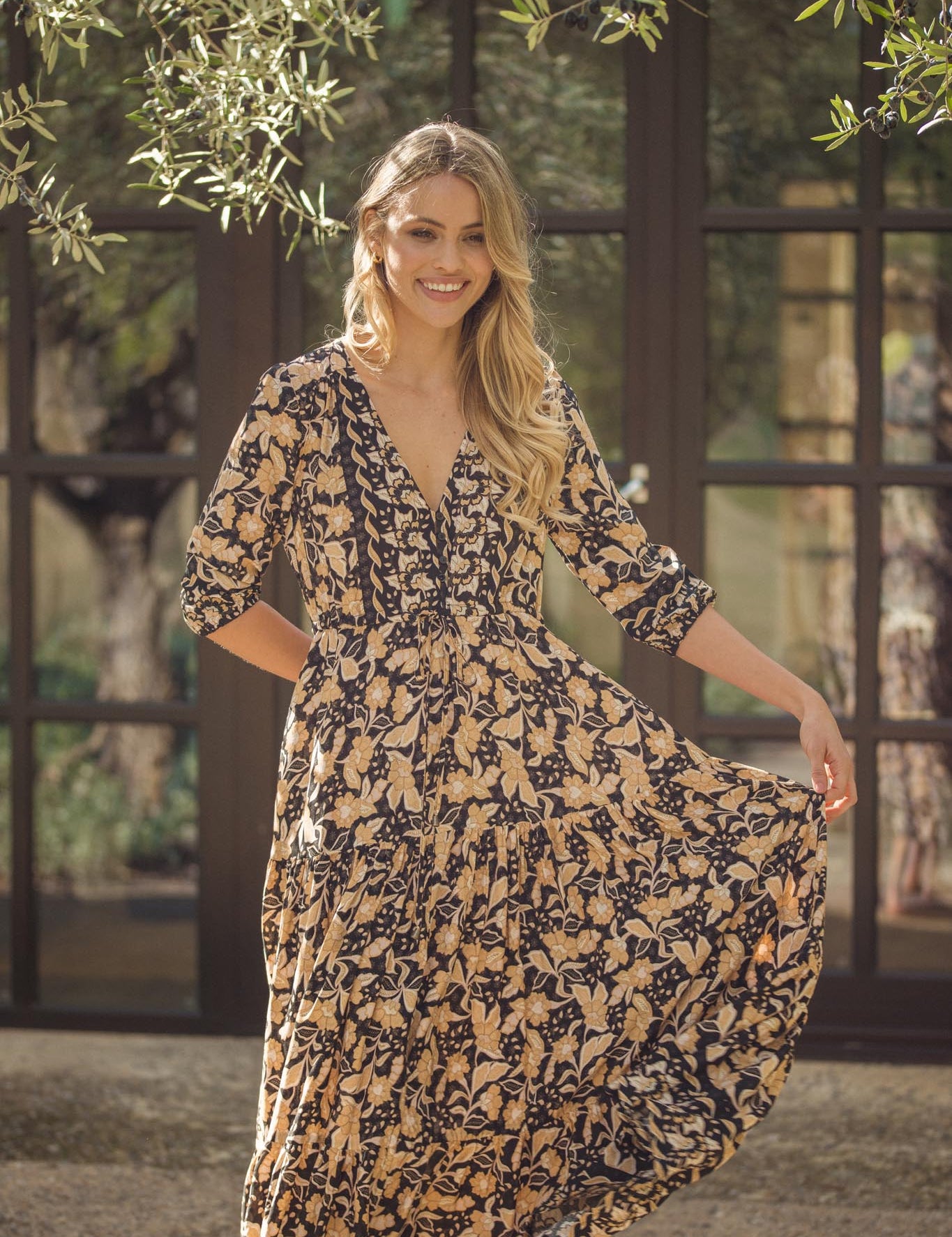 Schwarzes Maxikleid mit Blumenmuster und V-Ausschnitt - Blossom Hair & Fashion