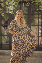 Schwarzes Maxikleid mit Blumenmuster und V-Ausschnitt - Blossom Hair & Fashion
