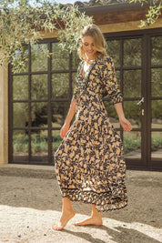 Schwarzes Maxikleid mit Blumenmuster und V-Ausschnitt - Blossom Hair & Fashion