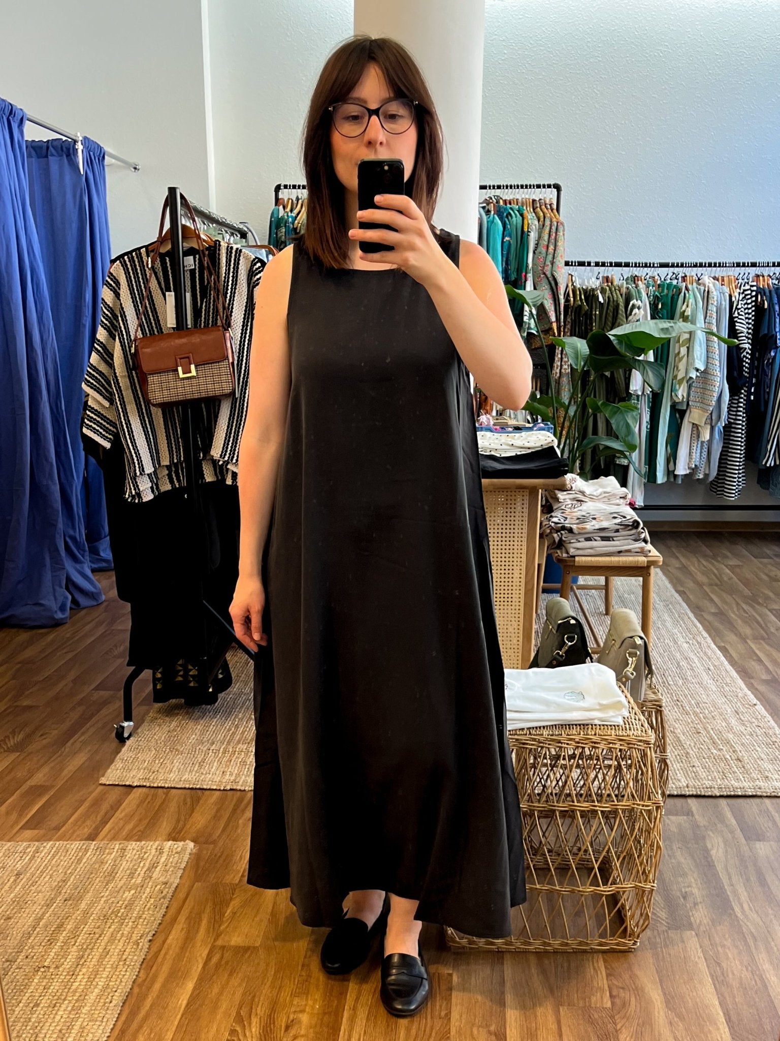 Schwarzes Midikleid aus Tencel mit A - Linie - Blossom Hair &amp; Fashion