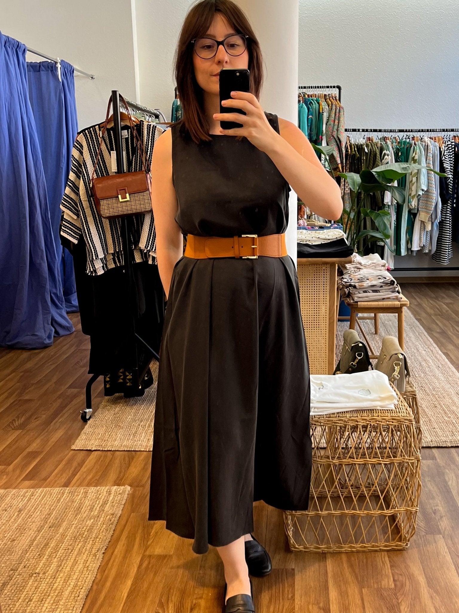 Schwarzes Midikleid aus Tencel mit A - Linie - Blossom Hair & Fashion