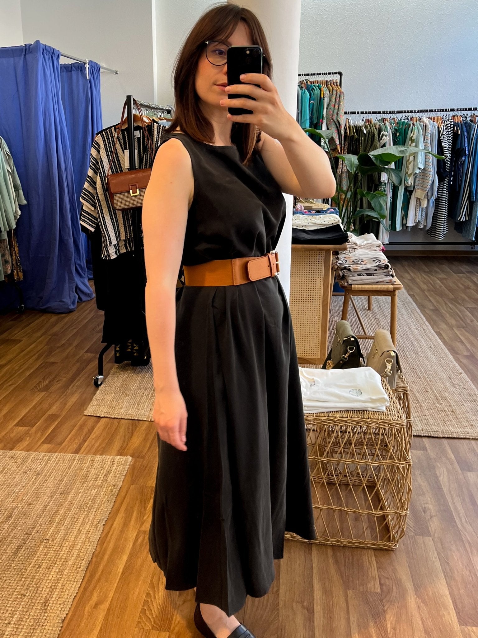Schwarzes Midikleid aus Tencel mit A - Linie - Blossom Hair & Fashion
