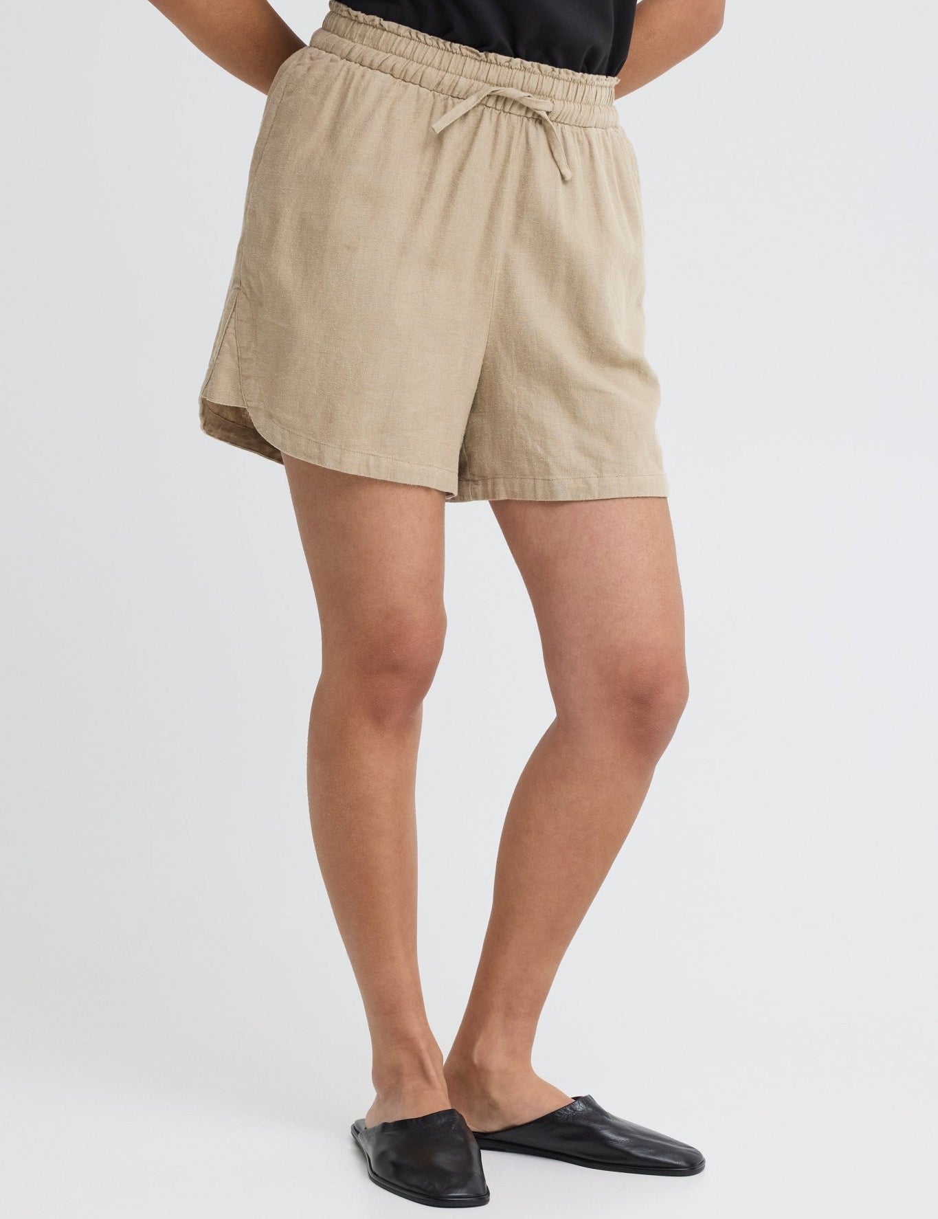 Shorts mit elastischem Bund und Bindeband in Schwarz oder Beige - Blossom Hair & Fashion