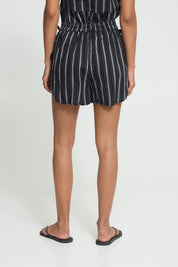 Shorts mit Streifen und Fransen in Schwarz - Blossom Hair & Fashion