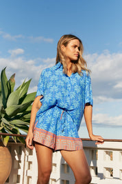 Sommer - Shorts mit Palmenprint in Blau - Blossom Hair & Fashion