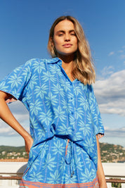 Sommer - Shorts mit Palmenprint in Blau - Blossom Hair & Fashion