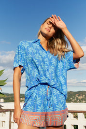 Sommer - Shorts mit Palmenprint in Blau - Blossom Hair & Fashion