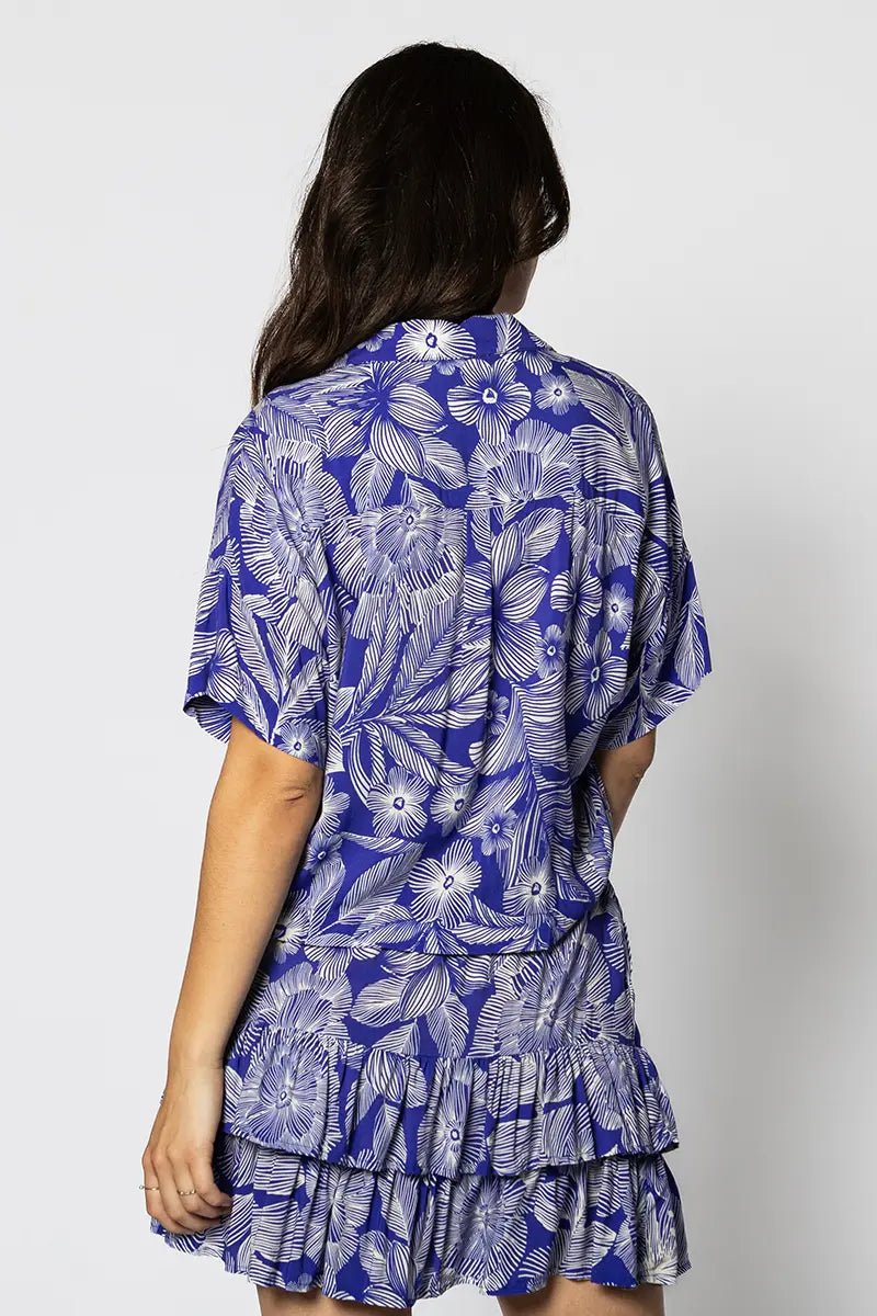 Sommerbluse mit Tropenprint und V - Ausschnitt - Blossom Hair & Fashion