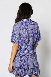 Sommerbluse mit Tropenprint und V - Ausschnitt - Blossom Hair & Fashion