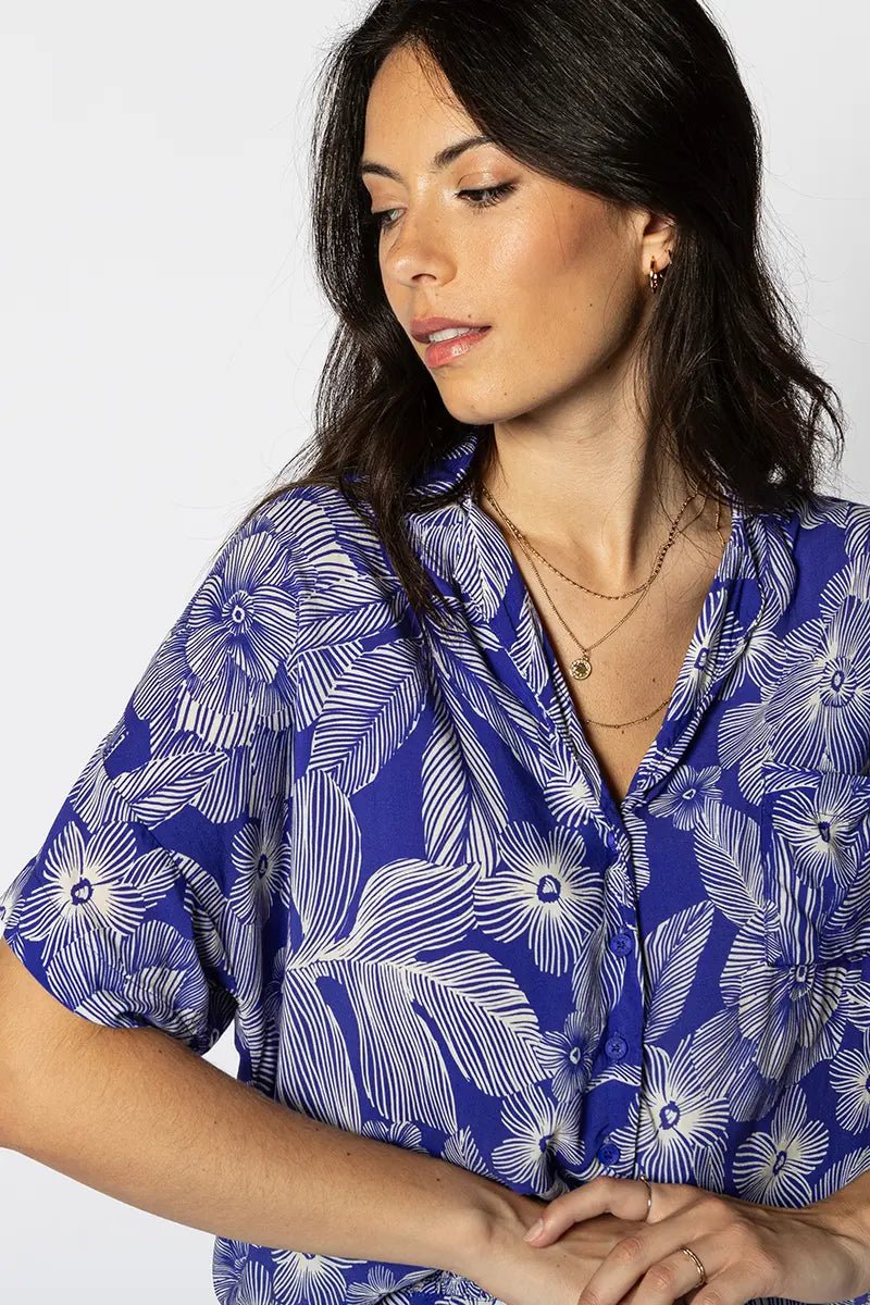 Sommerbluse mit Tropenprint und V - Ausschnitt - Blossom Hair & Fashion