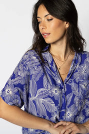 Sommerbluse mit Tropenprint und V - Ausschnitt - Blossom Hair & Fashion