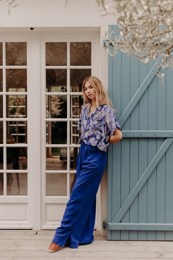 Sommerbluse mit Tropenprint und V - Ausschnitt - Blossom Hair & Fashion
