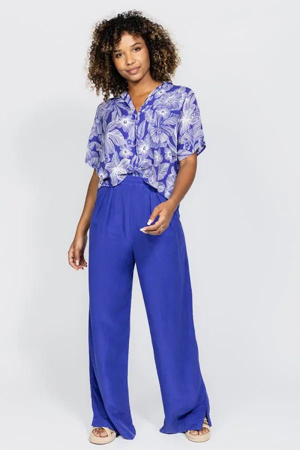 Sommerbluse mit Tropenprint und V - Ausschnitt - Blossom Hair & Fashion