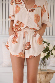 Sommerliche Shorts mit Muschelprint und Gummibund - Blossom Hair & Fashion