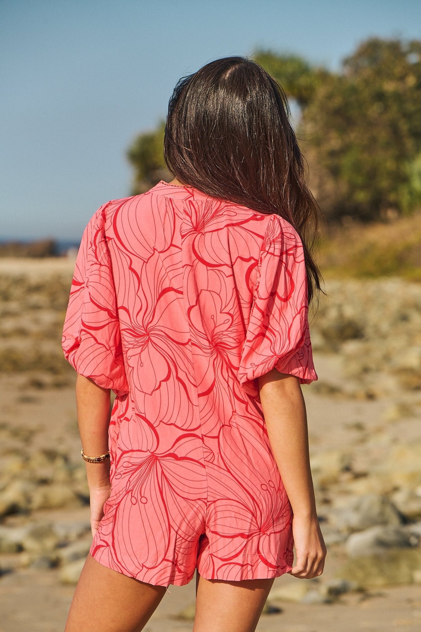 Sommerlicher Playsuit mit Knopfleiste und Statementprint - Blossom Hair & Fashion