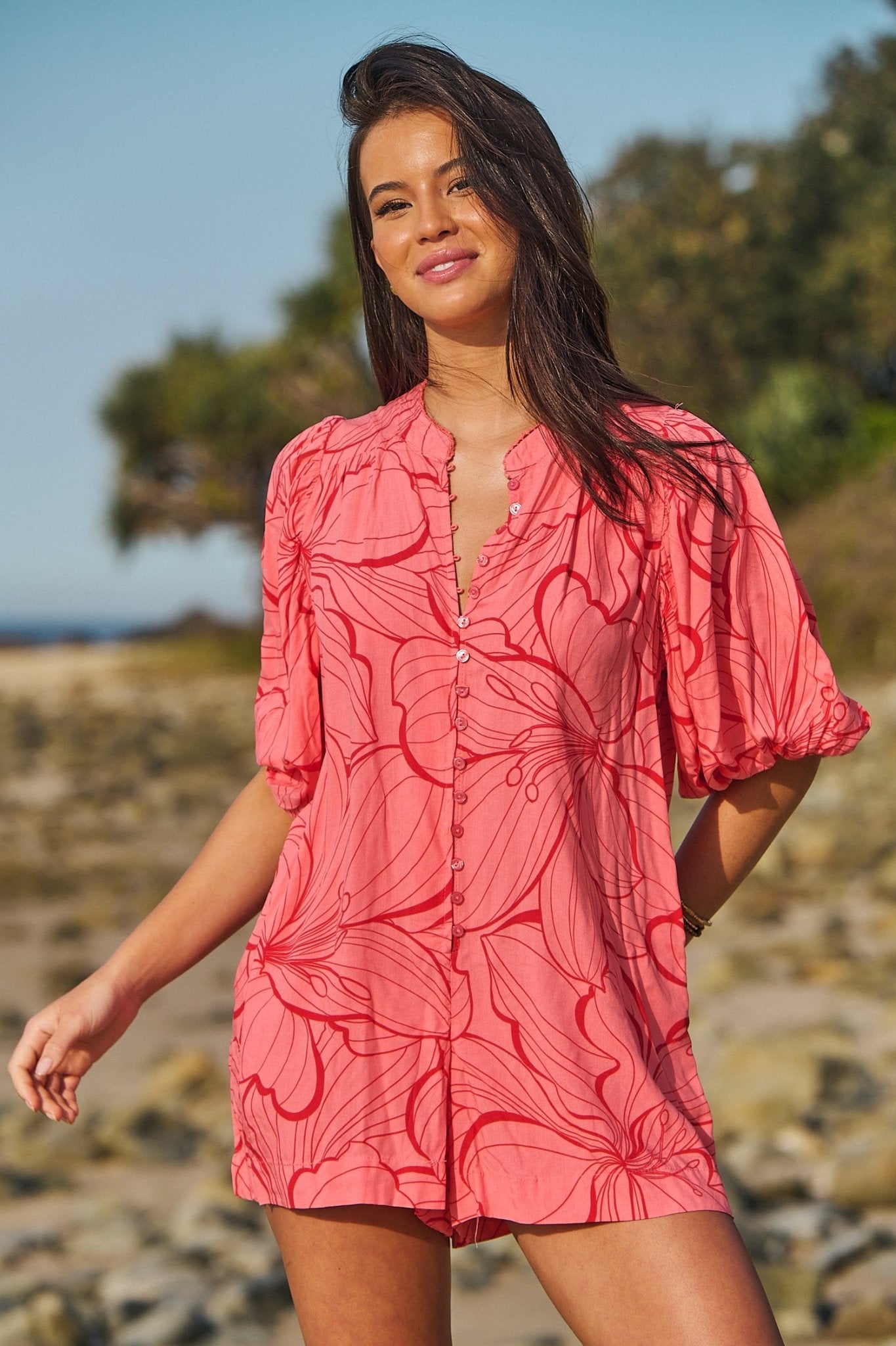 Sommerlicher Playsuit mit Knopfleiste und Statementprint - Blossom Hair & Fashion