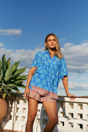 Sommerliches Hemd mit Palmenprint in Blau - Blossom Hair & Fashion