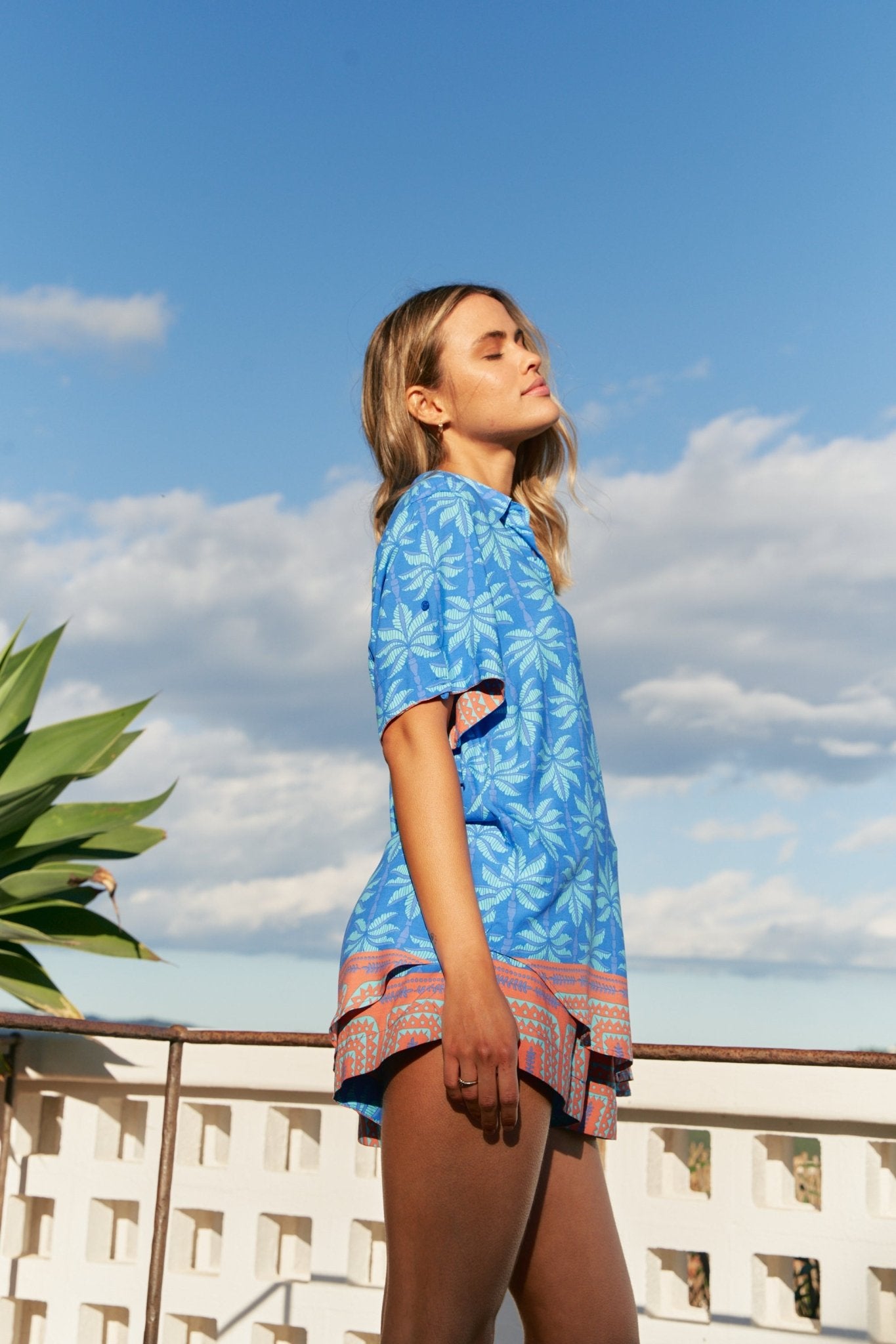 Sommerliches Hemd mit Palmenprint in Blau - Blossom Hair & Fashion