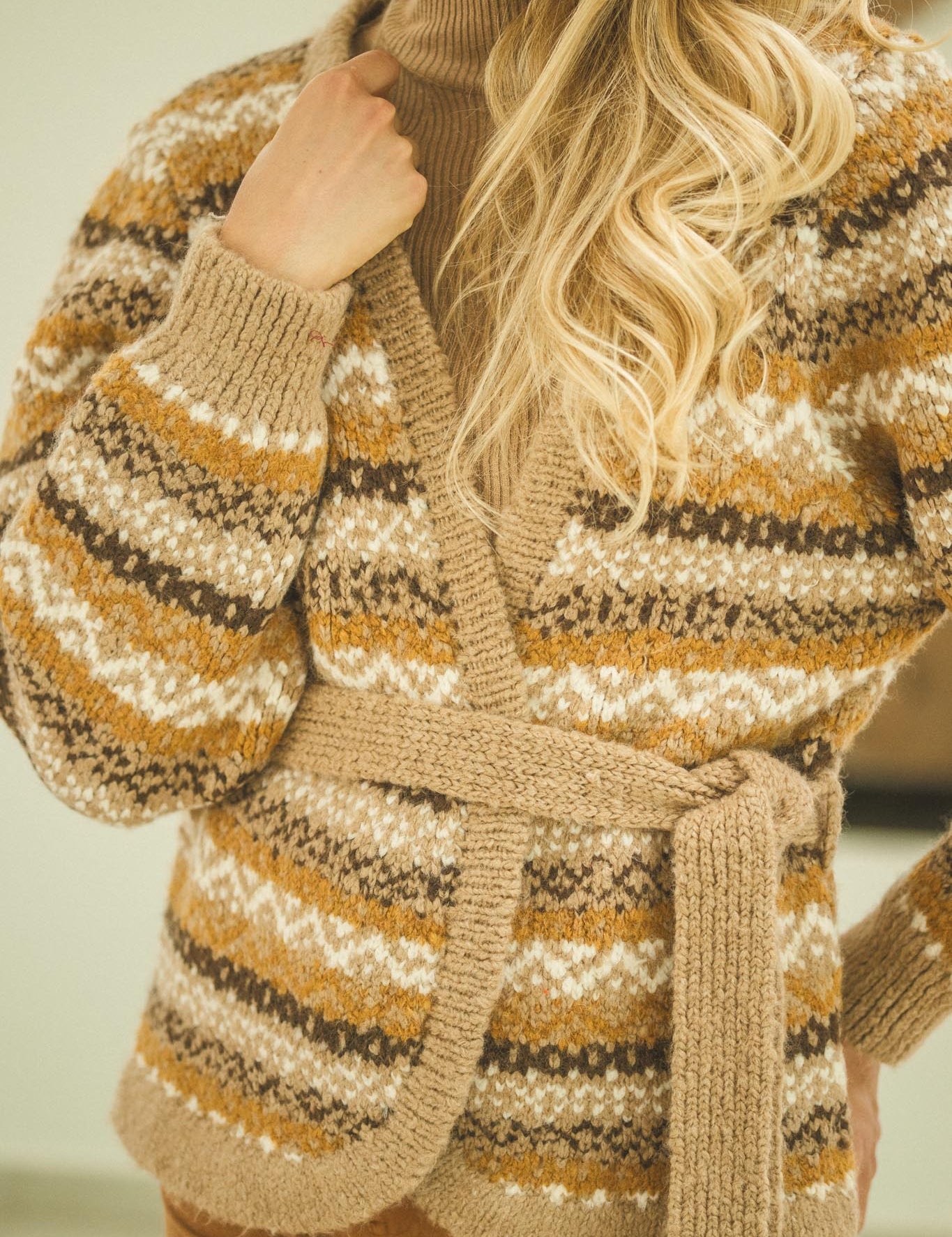 Strickjacke Damen im Jacquardmuster mit V - Ausschnitt - Blossom Hair & Fashion