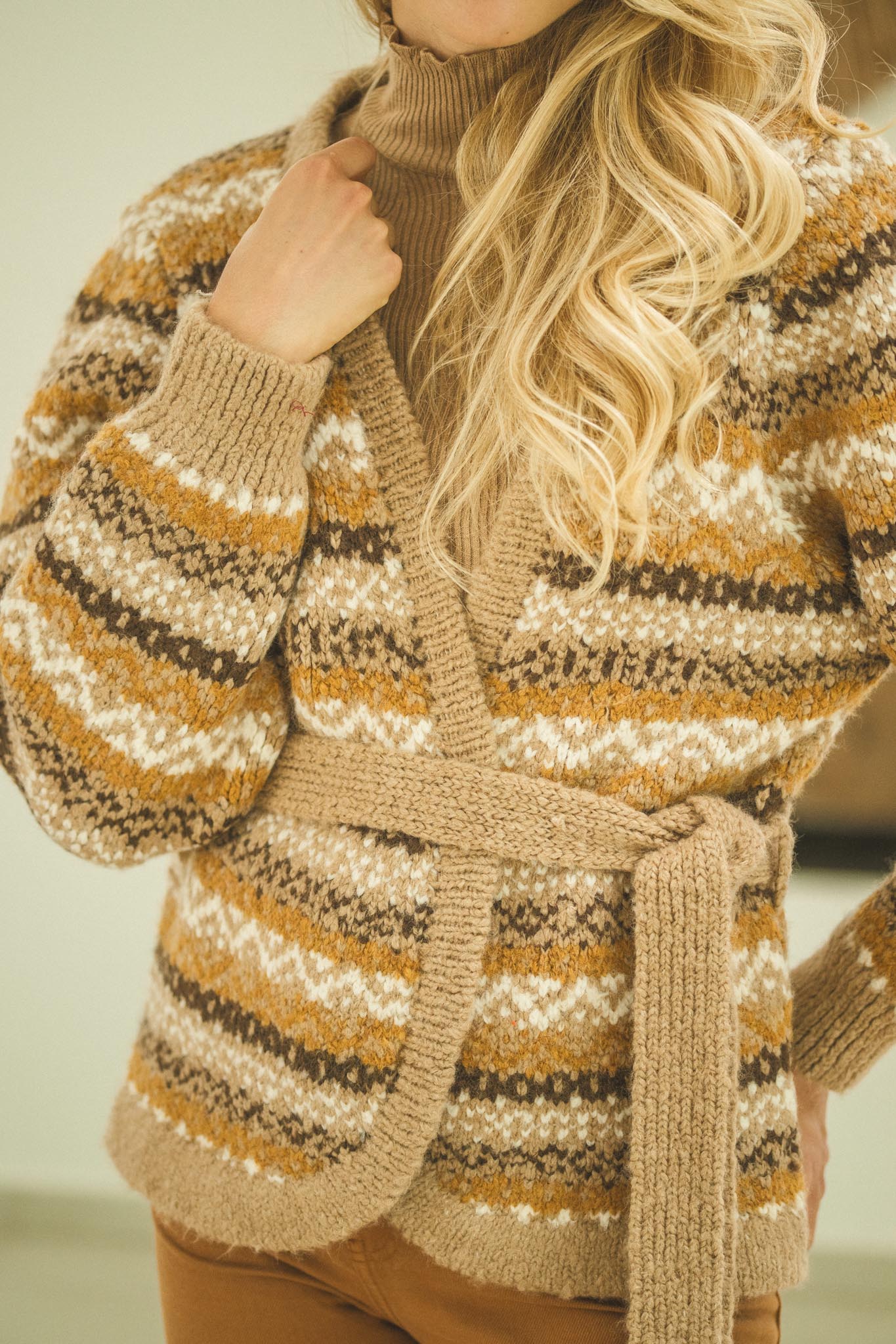 Strickjacke Damen im Jacquardmuster mit V - Ausschnitt - Blossom Hair & Fashion