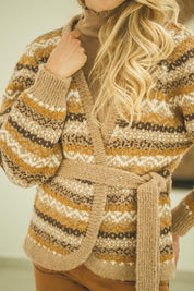 Strickjacke Damen im Jacquardmuster mit V - Ausschnitt - Blossom Hair & Fashion