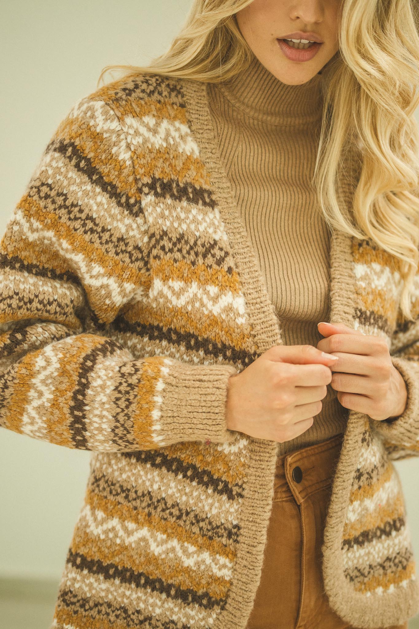 Strickjacke Damen im Jacquardmuster mit V - Ausschnitt - Blossom Hair & Fashion